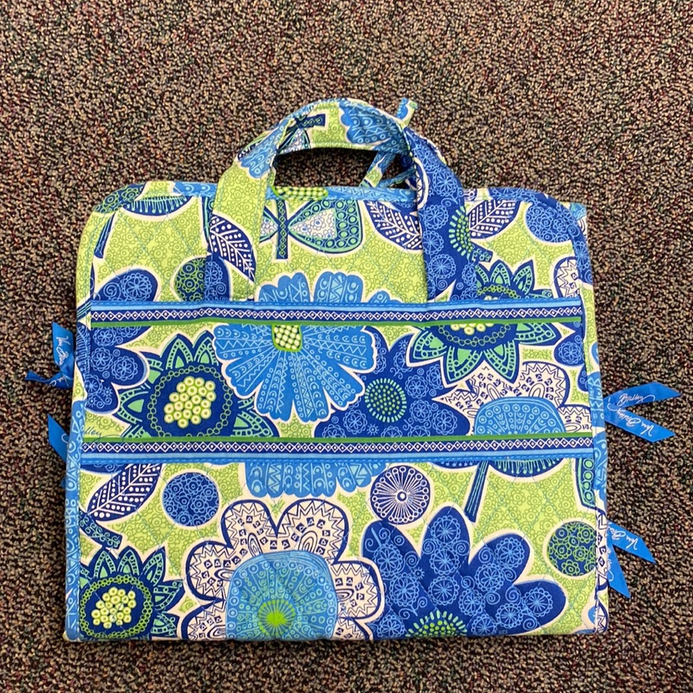 Vera Bradley tri fold hanging travel organizer